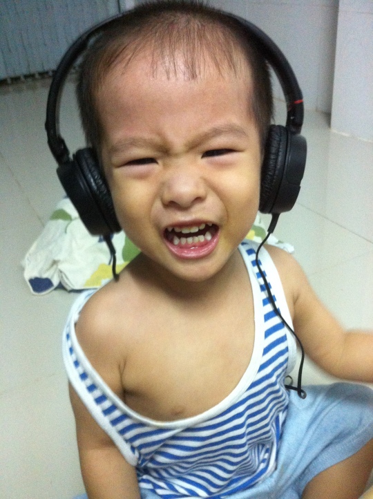 Bé Minh Đăng (anh) đang nghe nhạc rock
